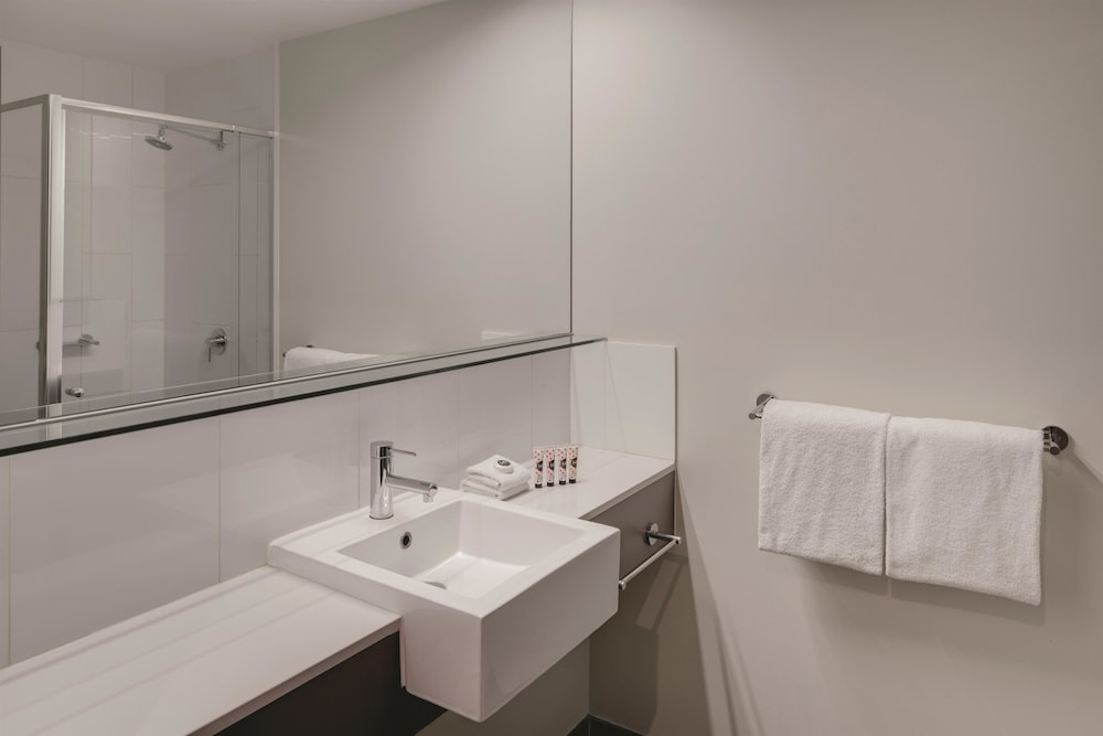 Travelodge Hotel Melbourne Docklands 59/61