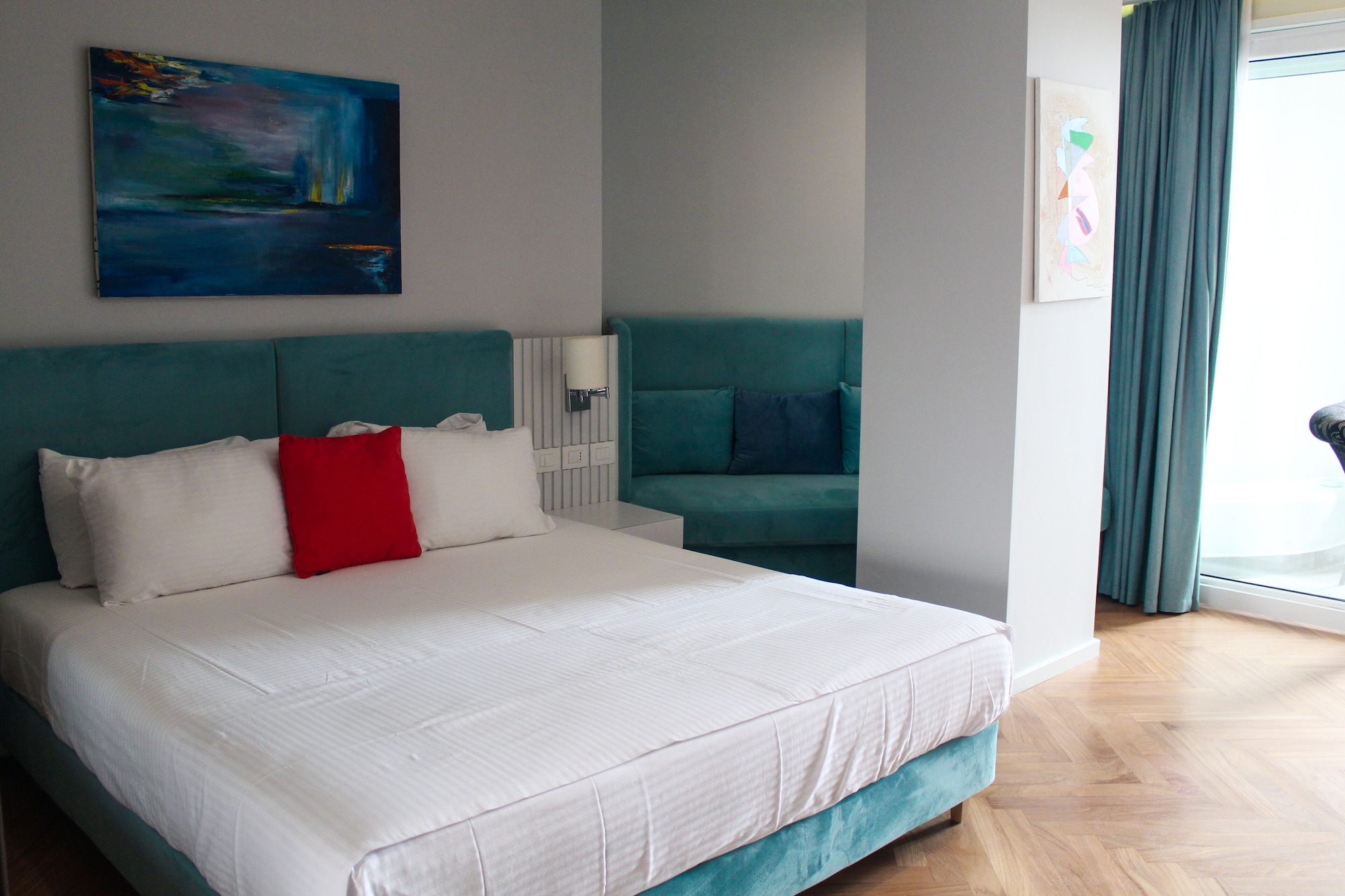 ROOM, QUEEN BED, BALCONY