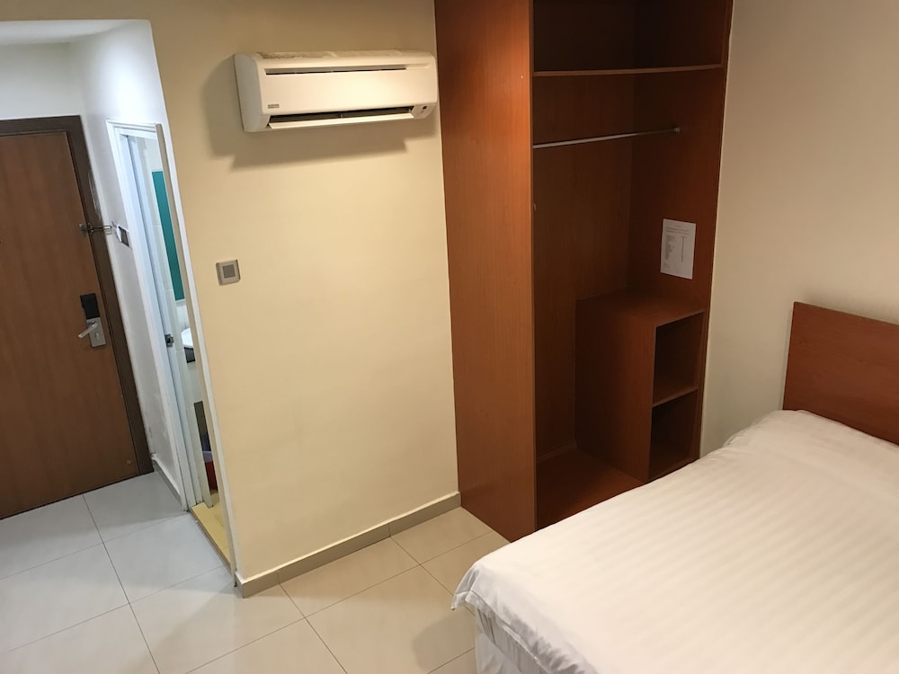 Standard, Queen Bed, No Window