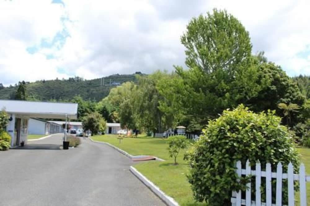Fairy Springs Motel 58/59