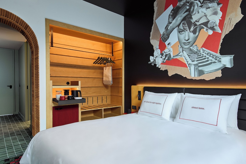 Medium, Queen Bed, Terrace