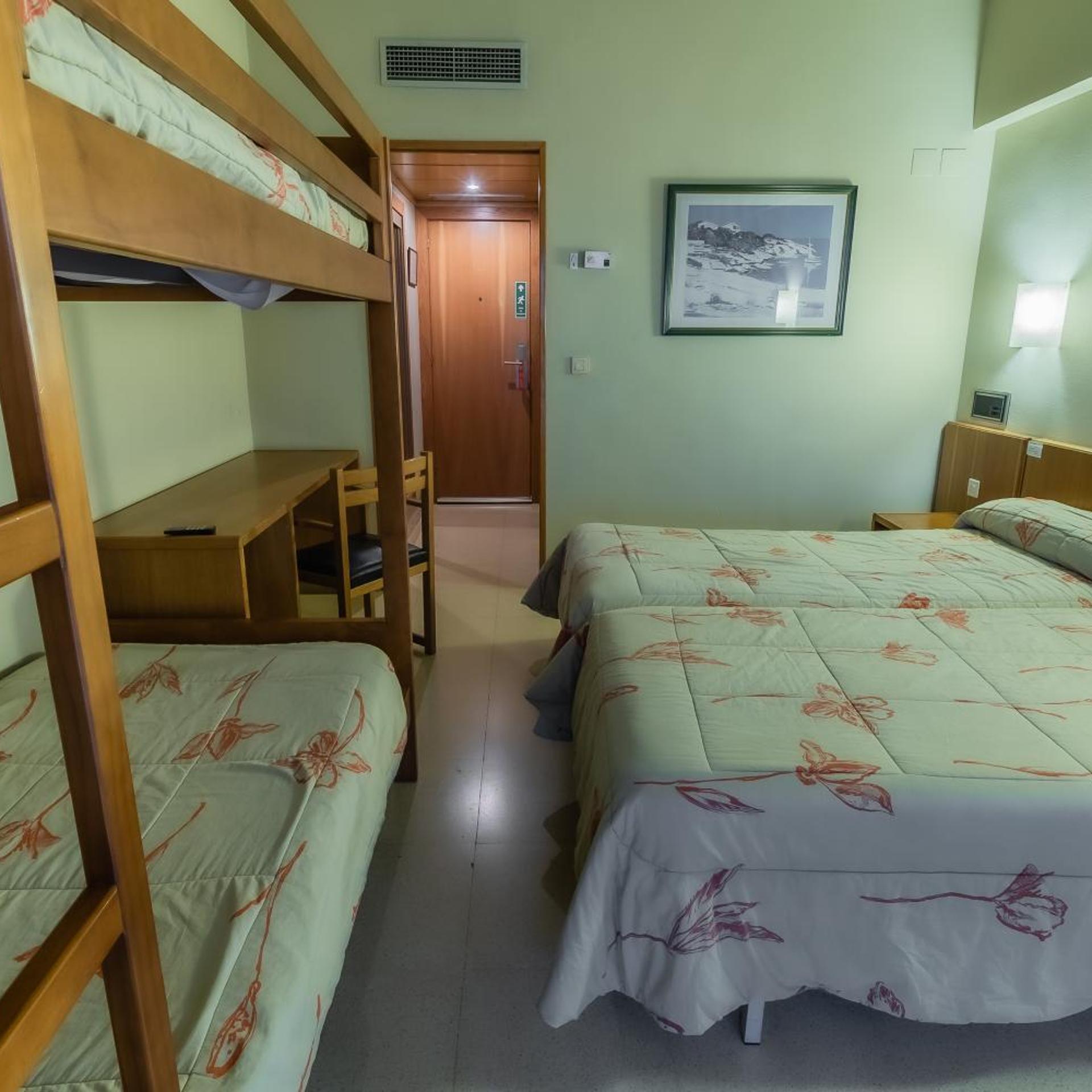 Room, Quadruple