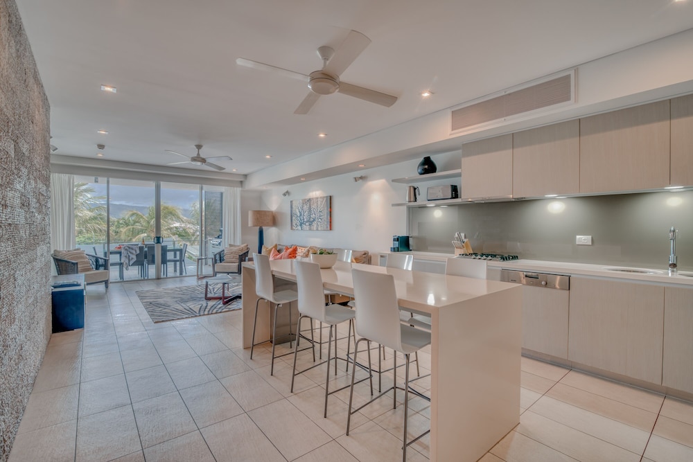 Coconut Grove Port Douglas 35/50