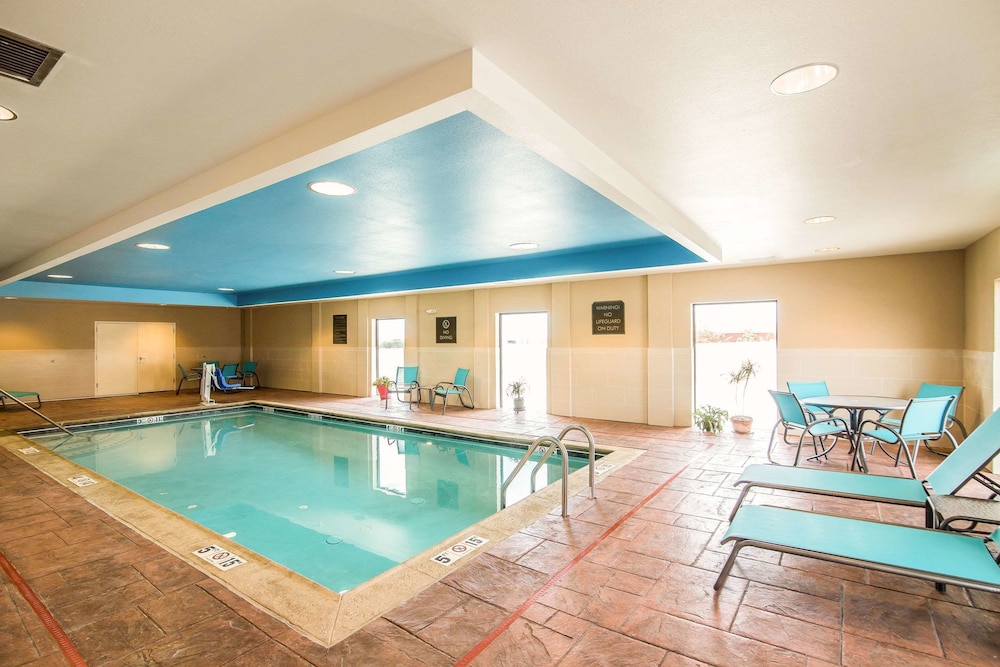Comfort Suites Dodge City, KS 20/39