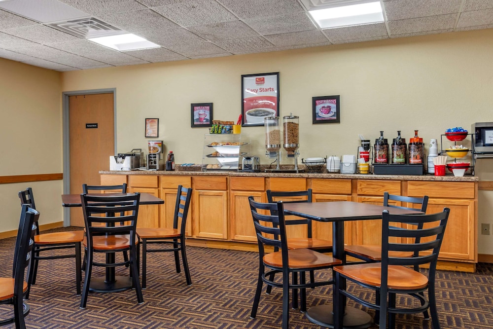 Coratel Inn & Suites by Jasper River Falls 43/60