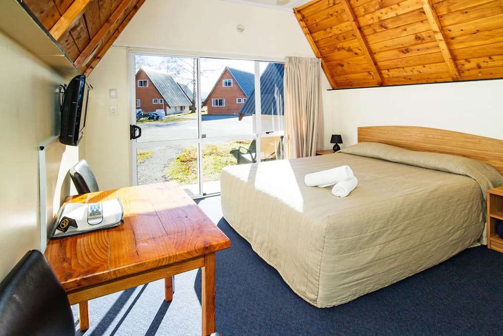 Mountain Chalets Motel 11/53