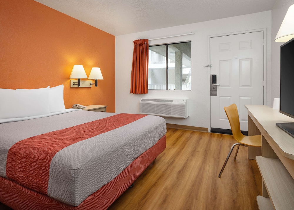 Motel6 Buena Park, CA - Knotts Berry Farm - Disneyland 12/34