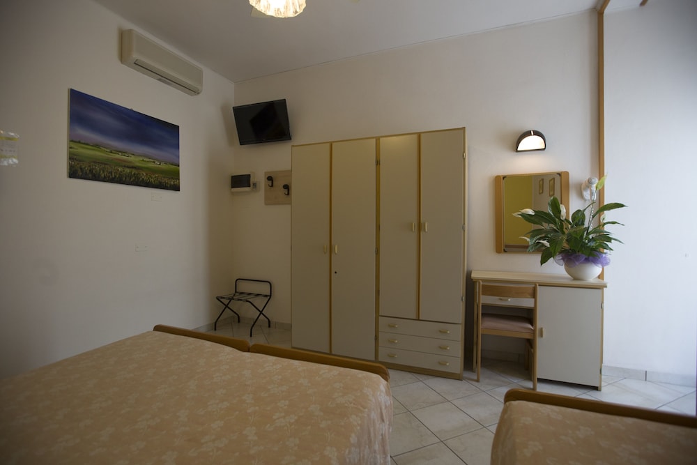 Desiree Hotel 18/25