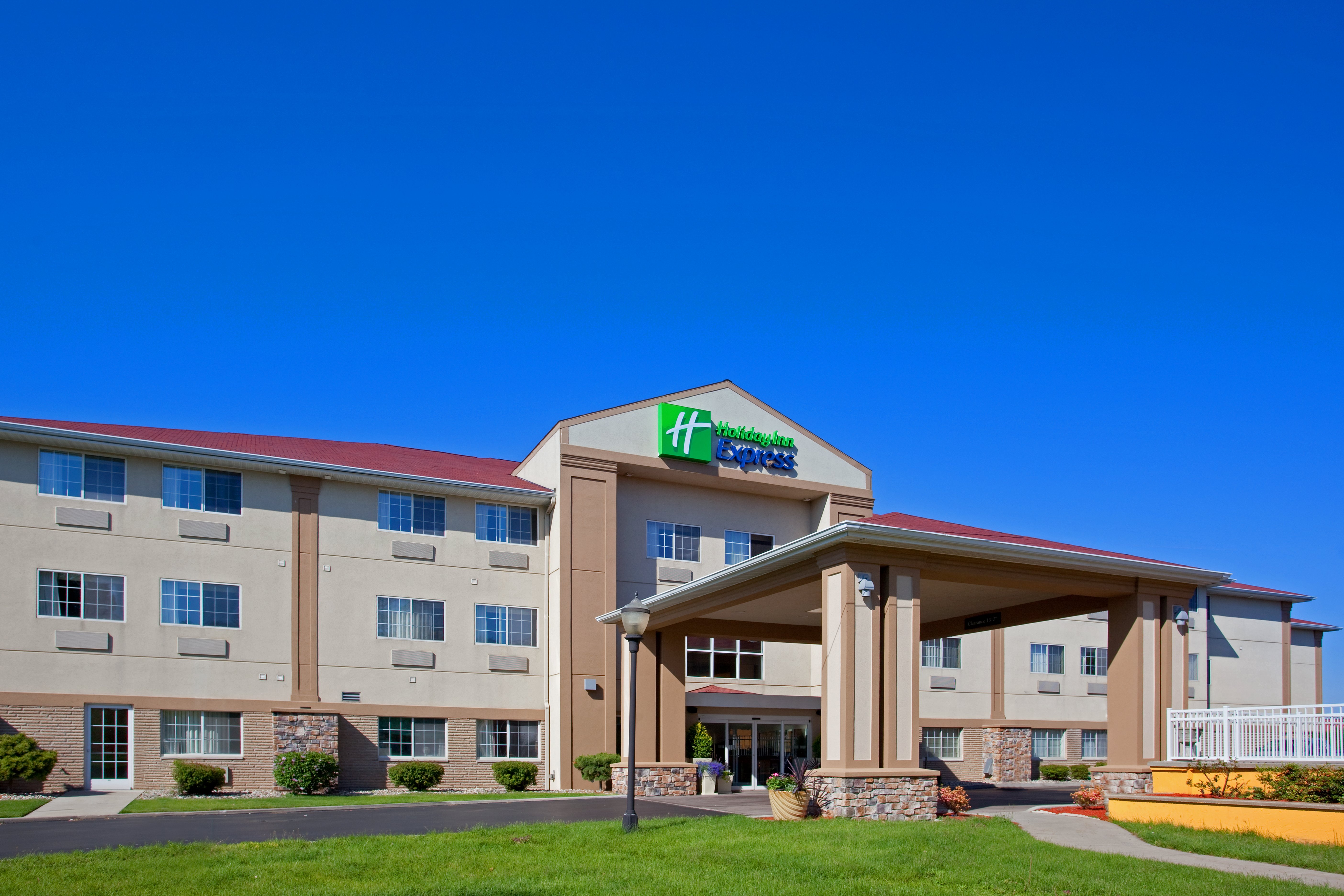 Holiday Inn Express Suites St Joseph 7/69