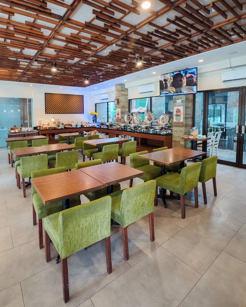 Loji Hotel Solo 50/64
