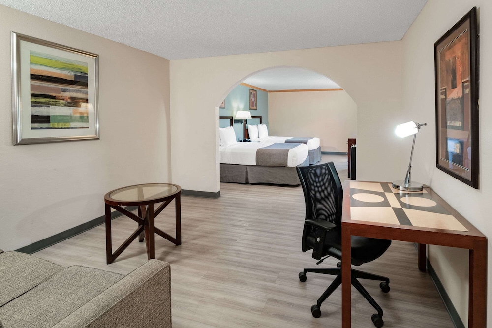 Red Roof Inn & Suites Hinesville 33/37