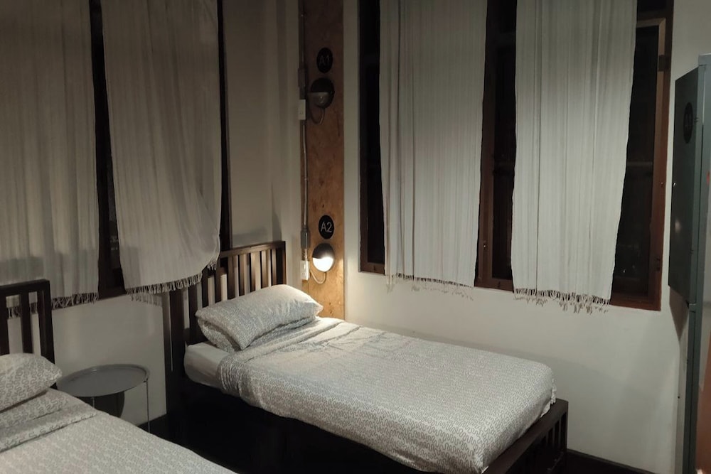 ROOM, TWIN BEDS, SHARED BATHROOM