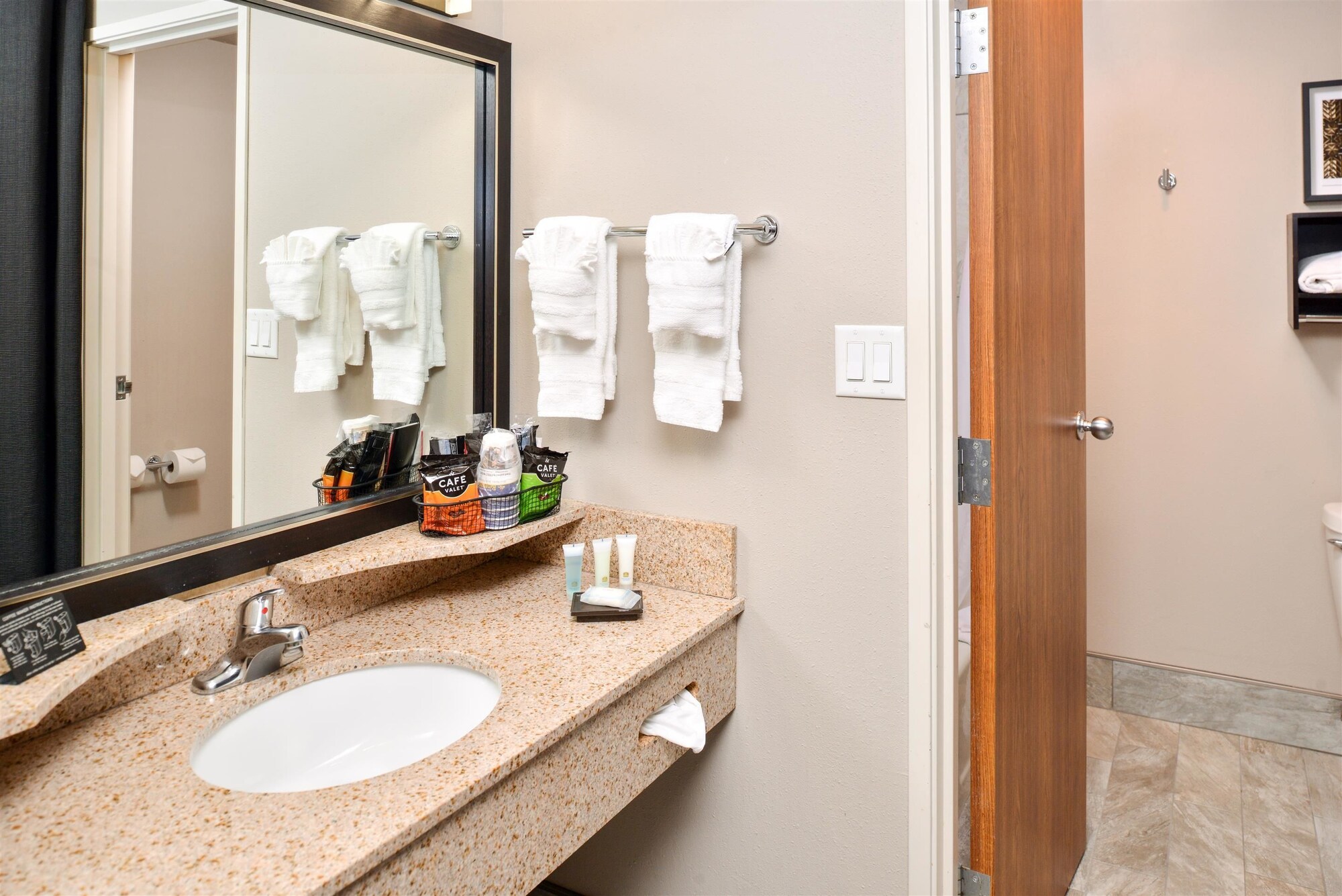 غرفة قياسية بسرير كينج، Best Western Plus Midwest Inn 6/6