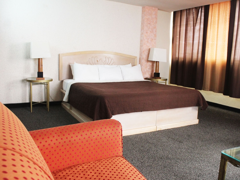 Corona Plaza Hotel 20/70