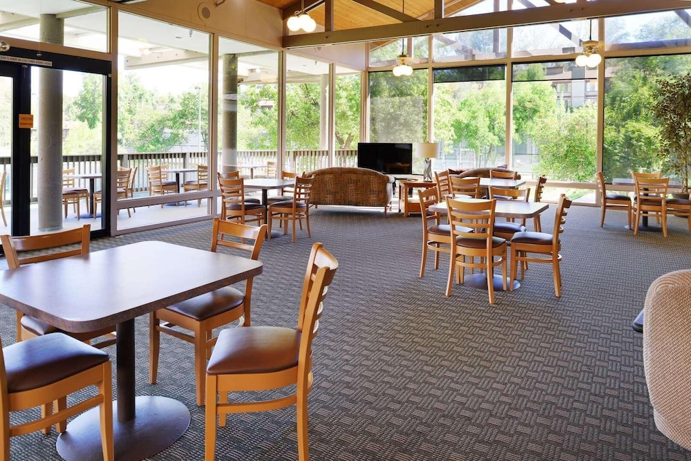 Riviera Oaks Resort & Racquet Club 54/76
