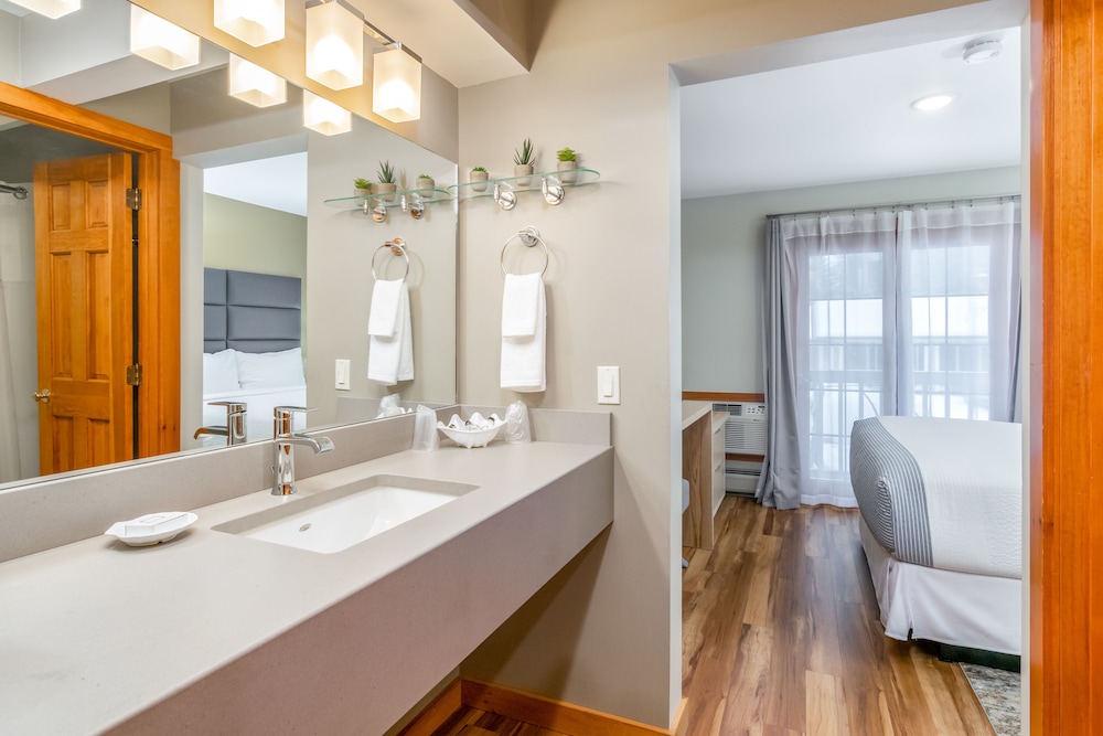 Grey Fox Inn Resort 65/66