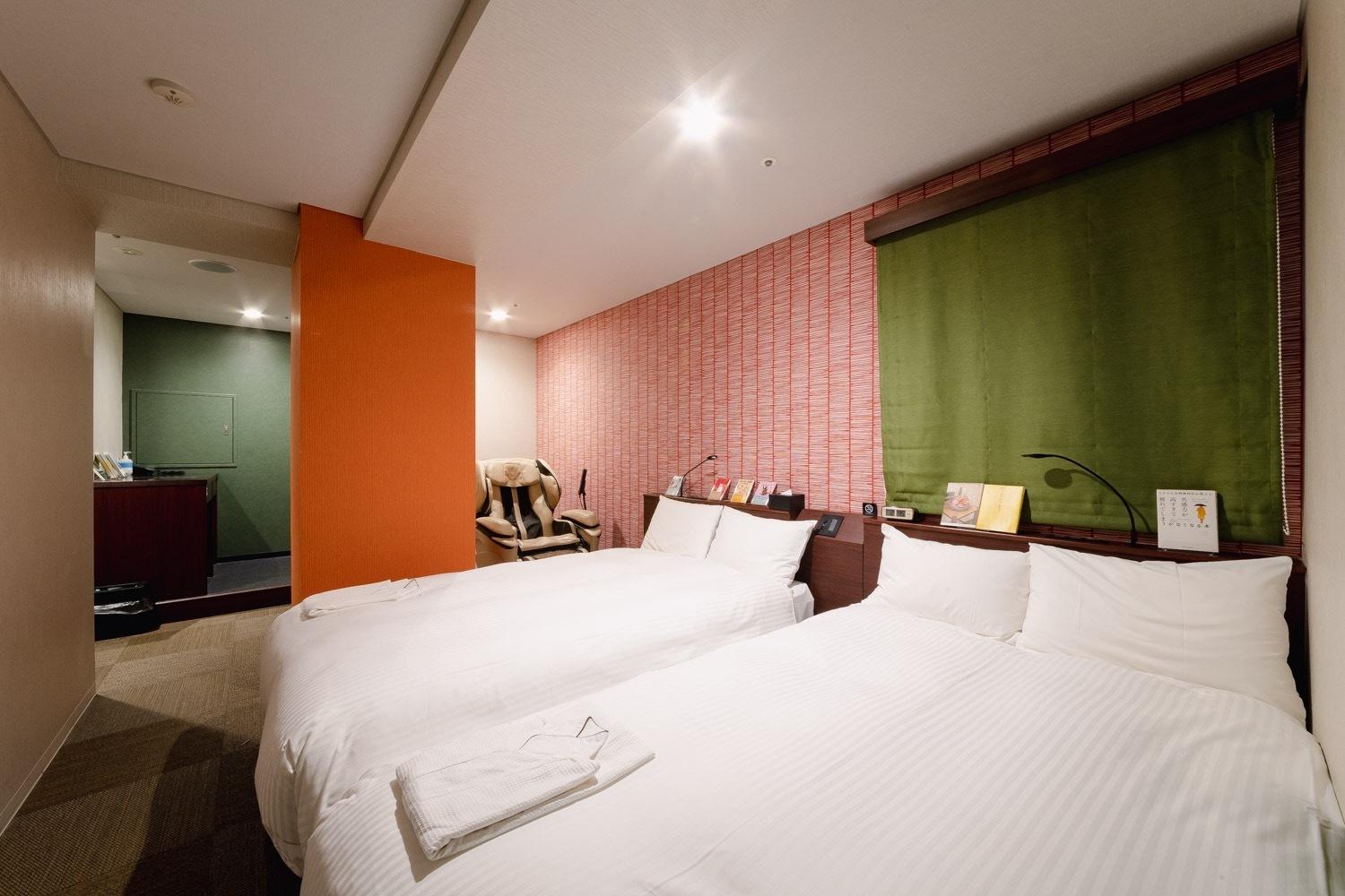 Relax, Twin Beds