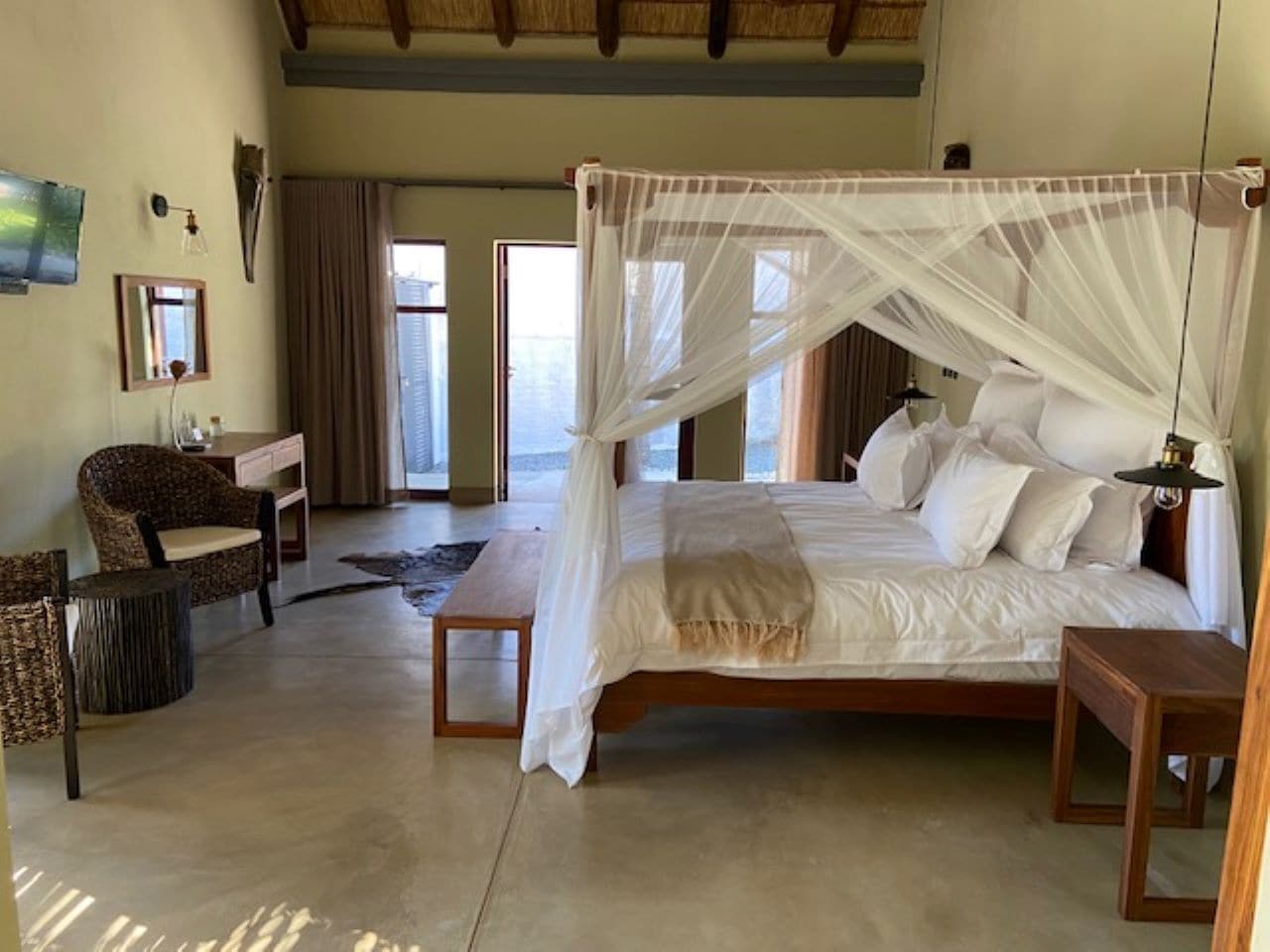 EXECUTIVE, KING BED