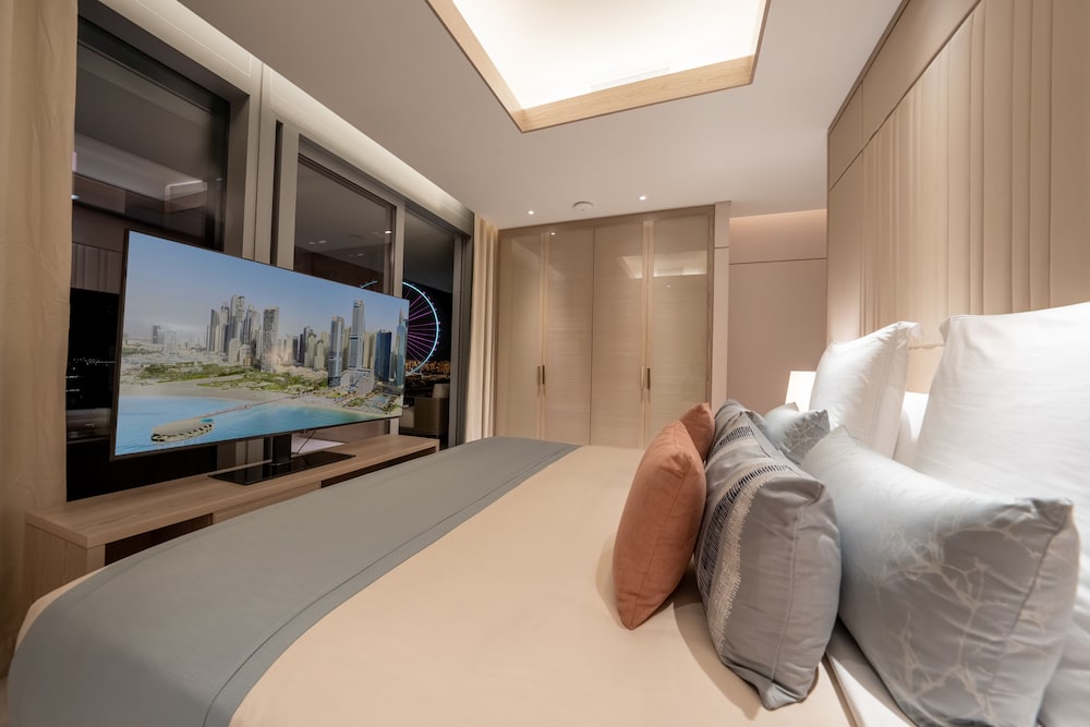 3 BEDROOMS, SKYLINE, SUITE, WITH POOL