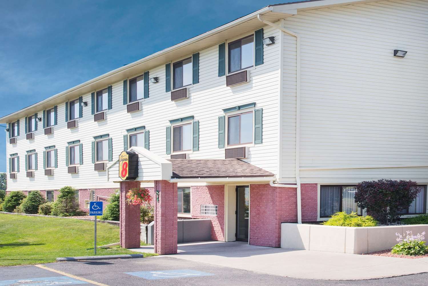 Super 8 By Wyndham Massena NY 17/19