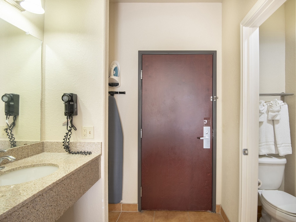 OYO Townhouse Clute Lake Jackson 19/44
