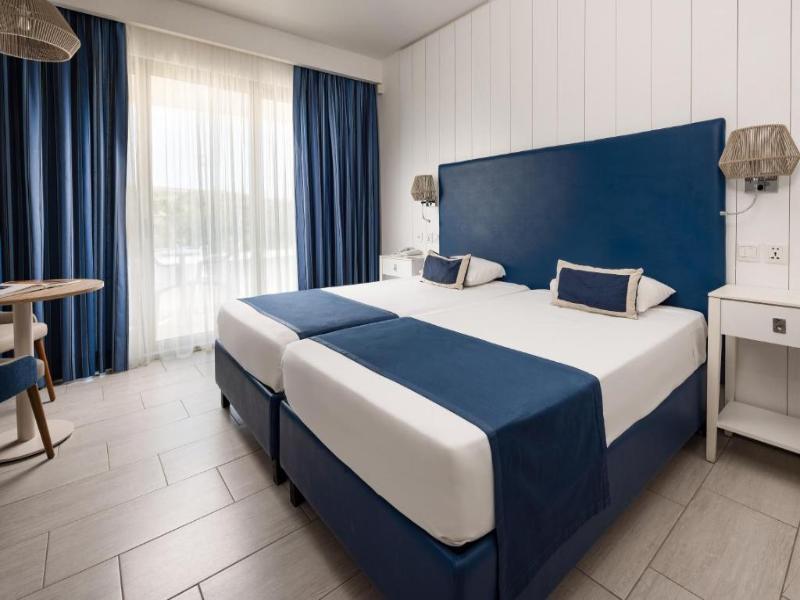 غرفة بإطلالة على المسبح