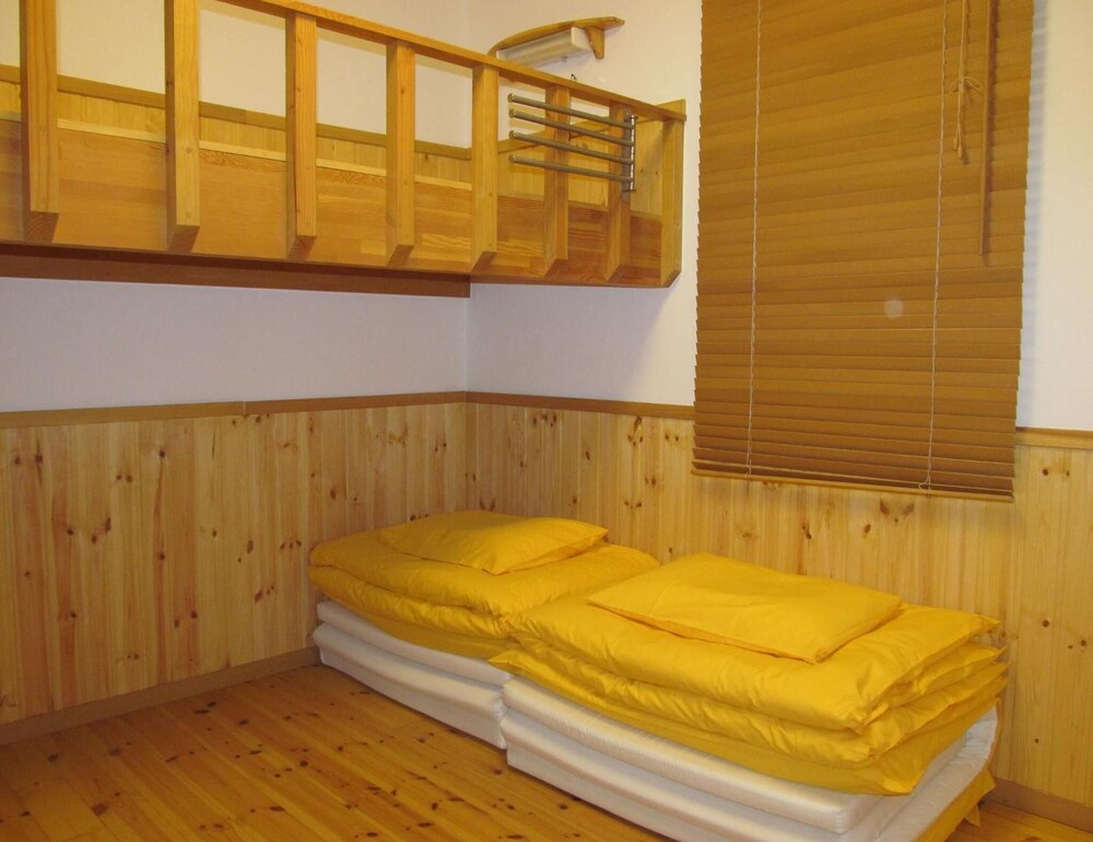Lodge Orange Cabin 32/63