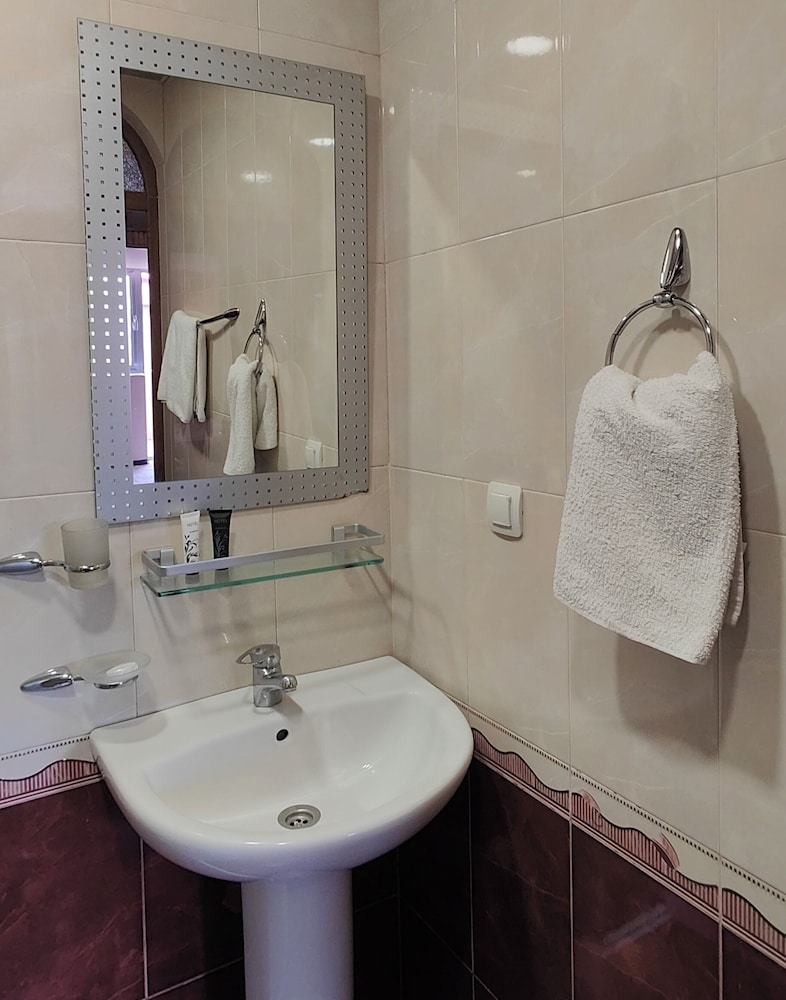 Areg Hotel 113/113