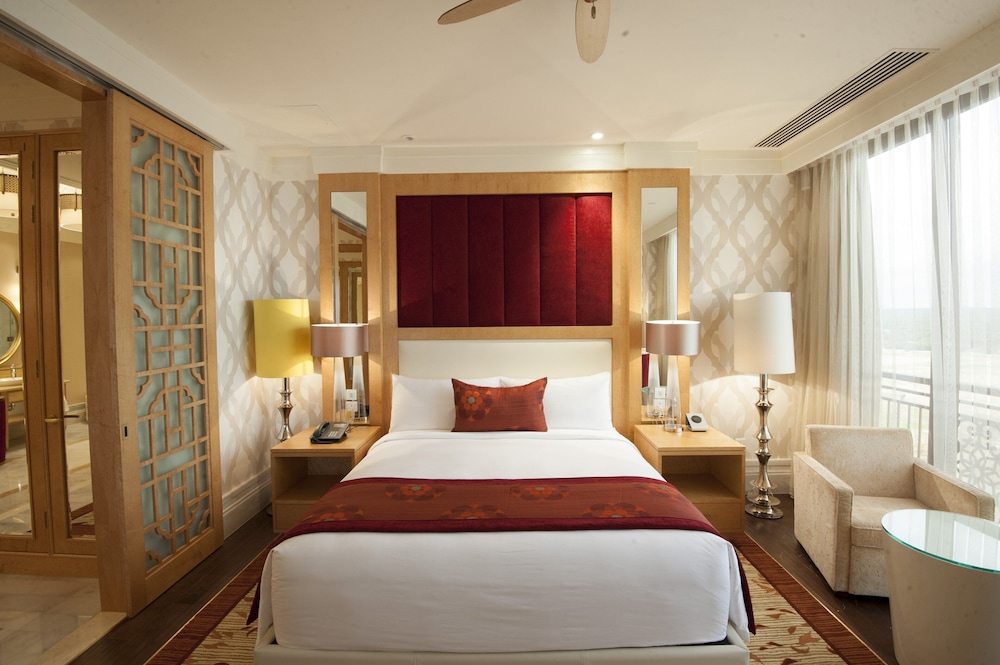 1 Bedroom, Grand, Suite, Single Bed, Golf Course View, Smoking