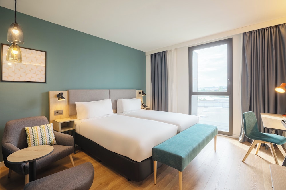 غرفة بريميوم بسرير كينج، Holiday Inn Barcelona - Sant Cugat, an IHG Hotel 5/9
