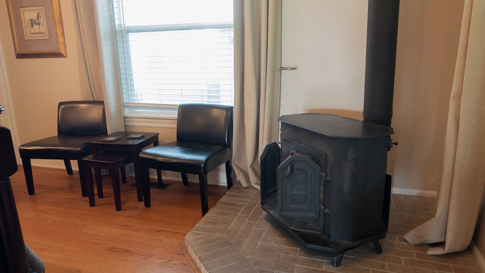 Cinnamon Bear Creekside Inn 35/59