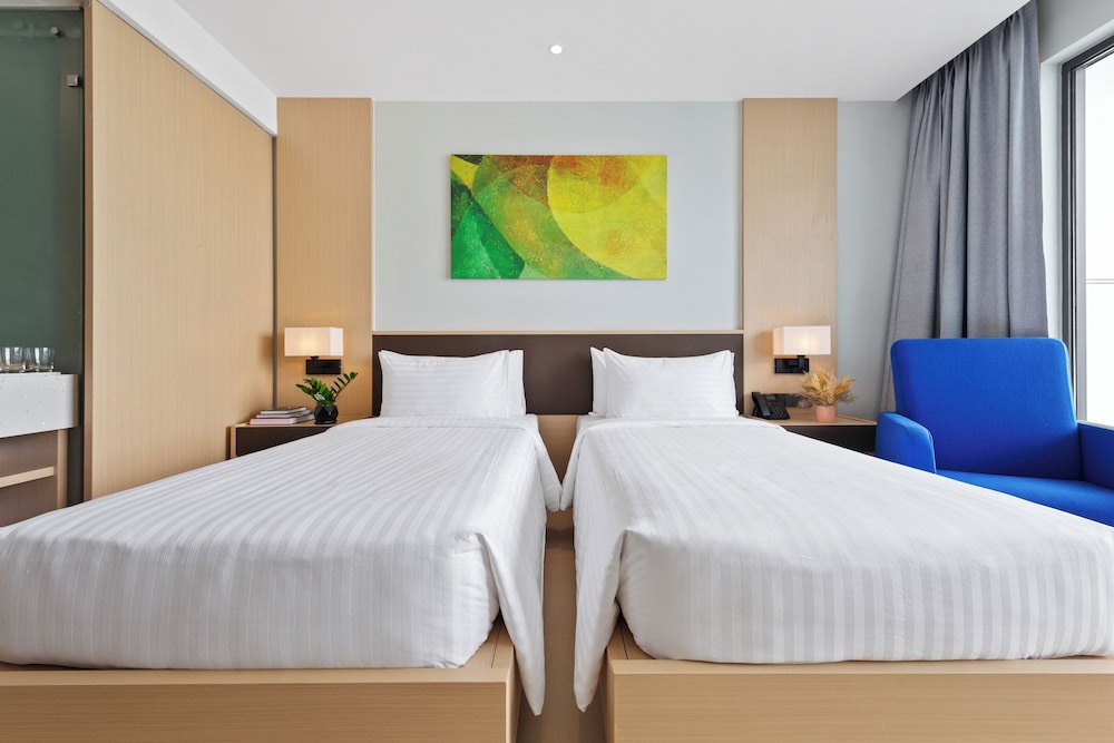 PREMIER, TWIN BEDS, OCEAN FRONT