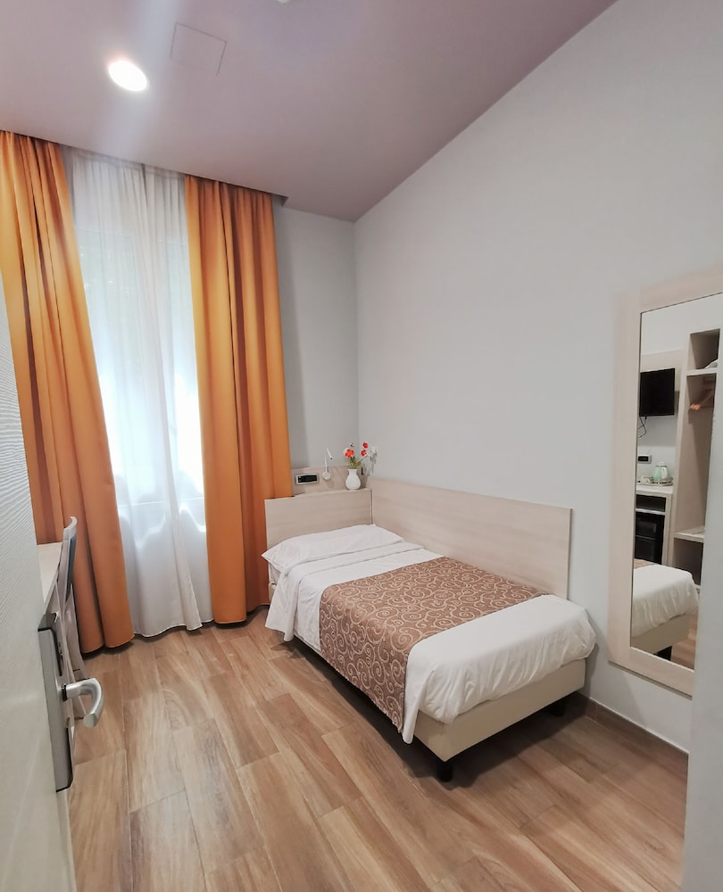 ROOM, SINGLE