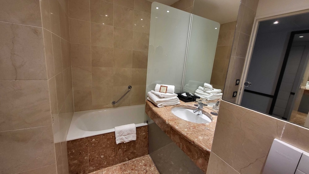 Paris Neuilly Hotel 63/64