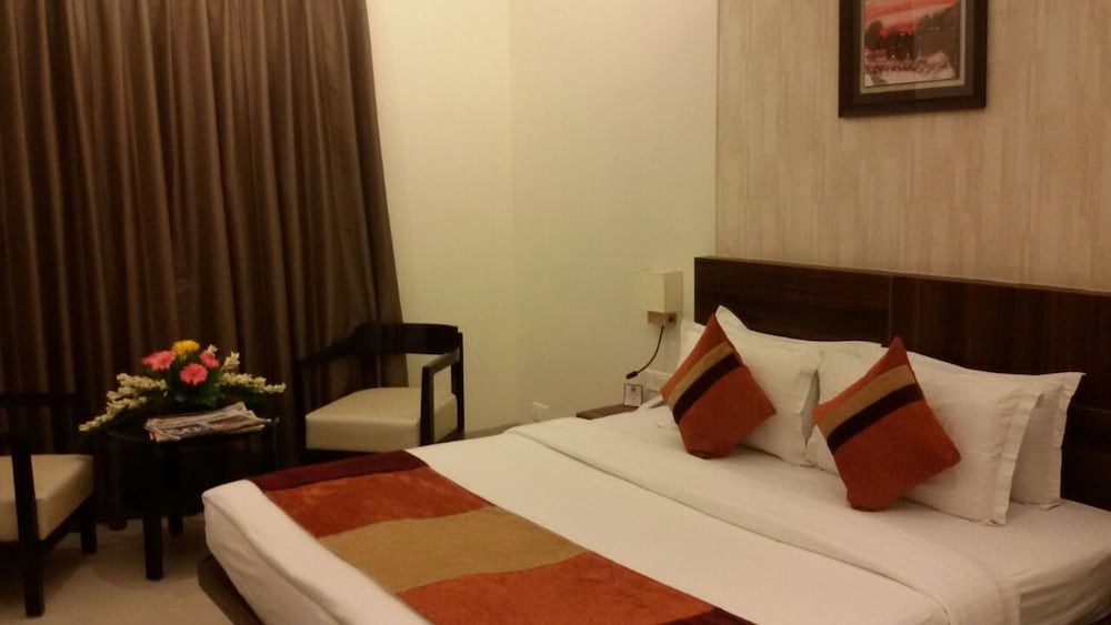 SAPNA CLARKS INN 17/47