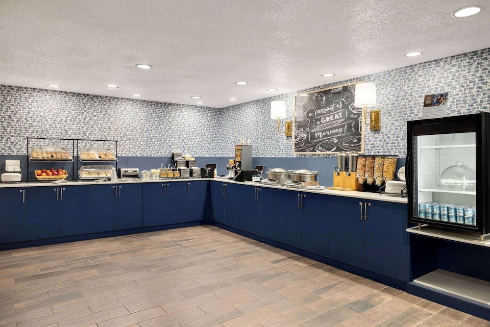AmericInn by Wyndham Grand Rapids Airport North 14/62