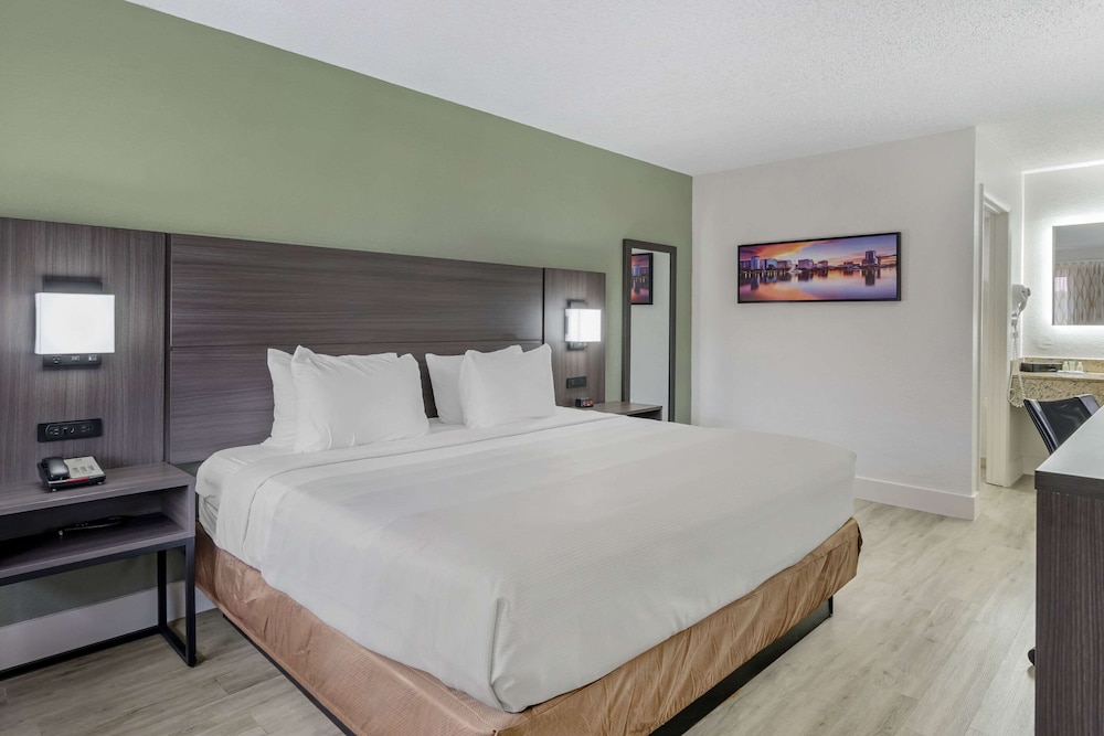 SUITE, KING BED, ACCESSIBLE
