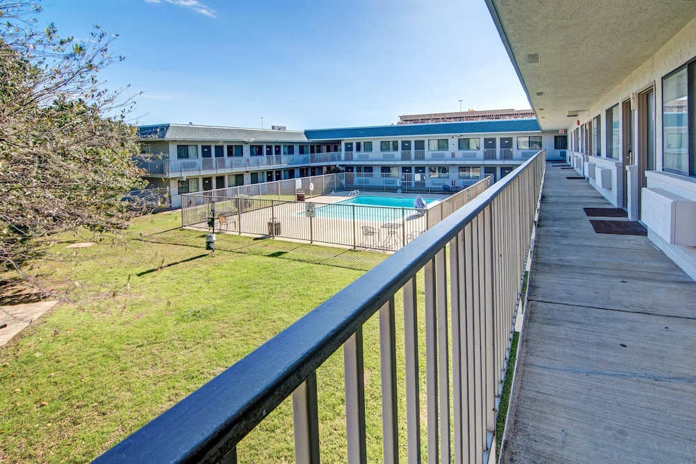Studio6 Grand Prairie, TX 43/60