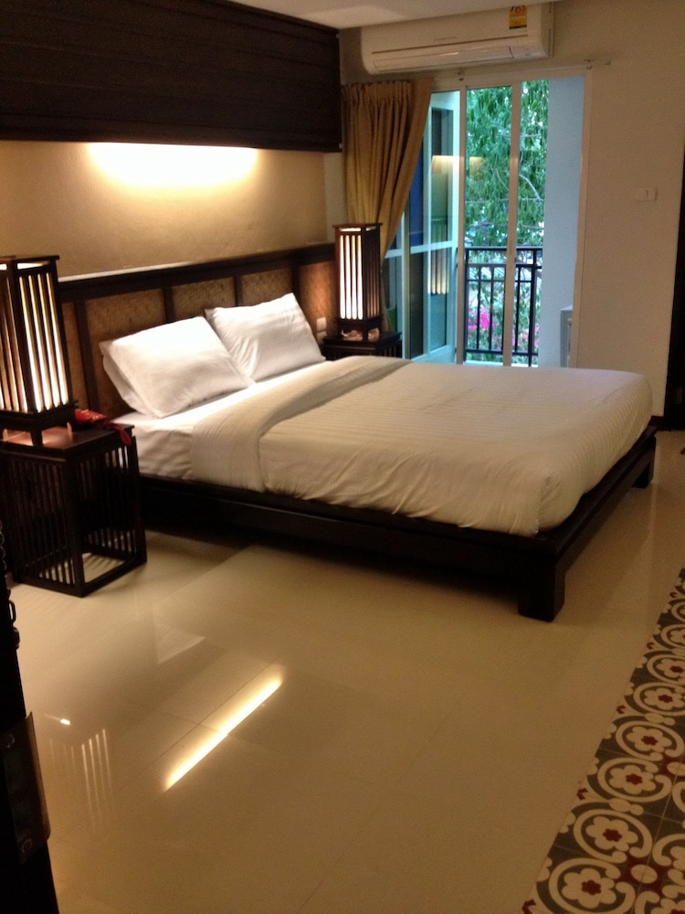 SUPERIOR, DOUBLE BED, CITY VIEW