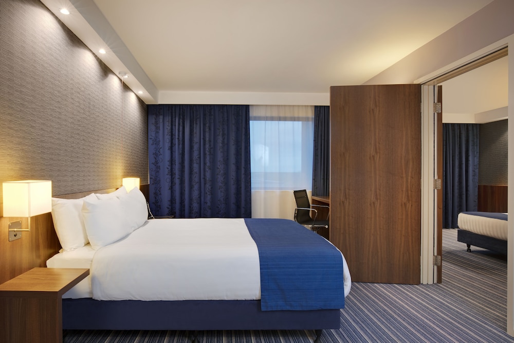 Holiday Inn Express London Heathrow T5 28/70