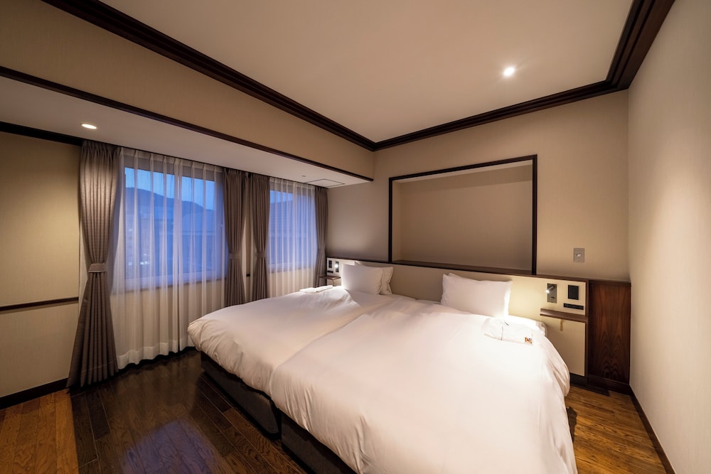 SUITE, KITCHENETTE, SOUTH BUILDING