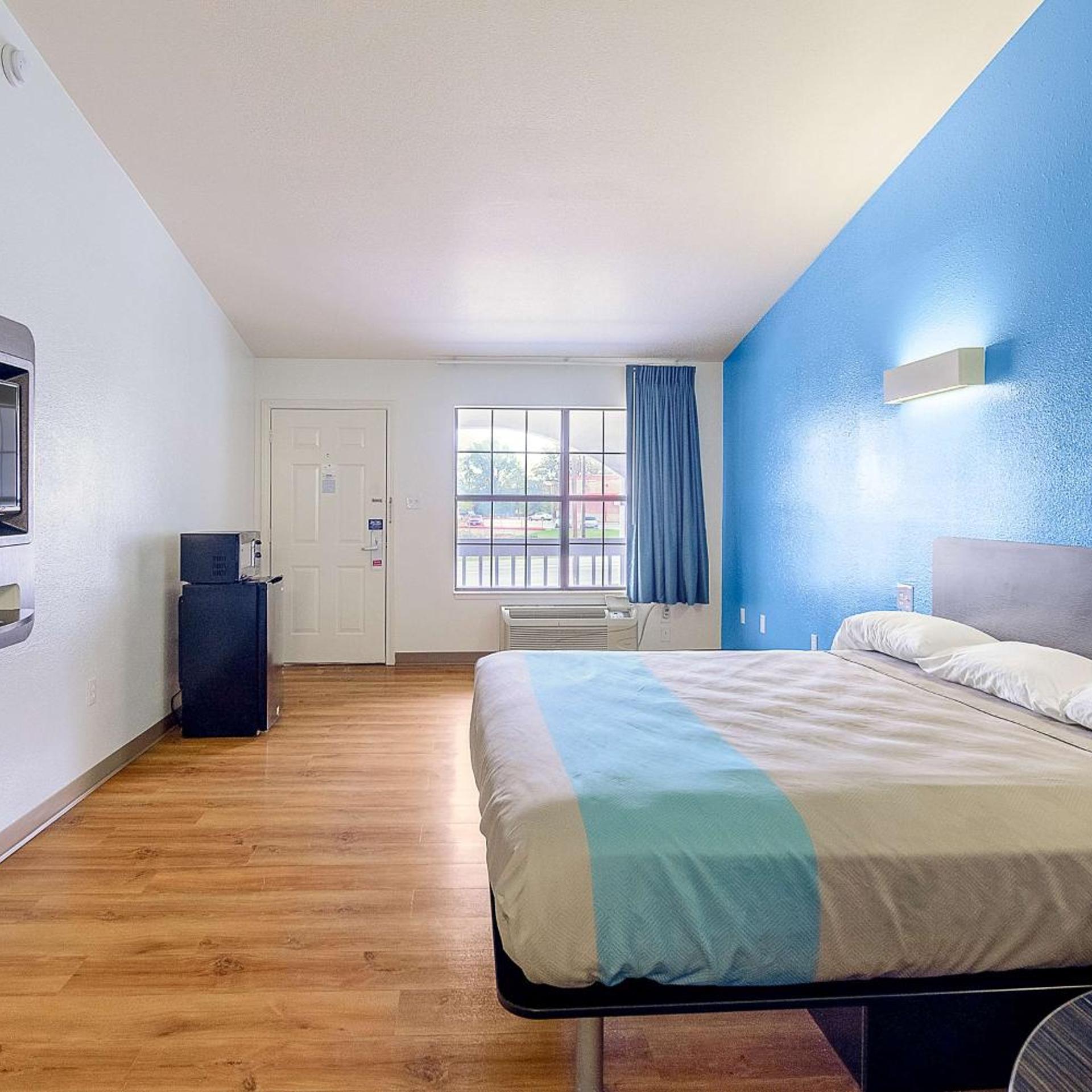 1 King Bed - Mobil Access Tub Nsmk Micfridg