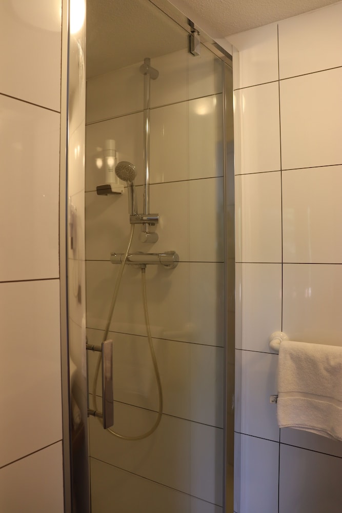 Village Hotel 33/33