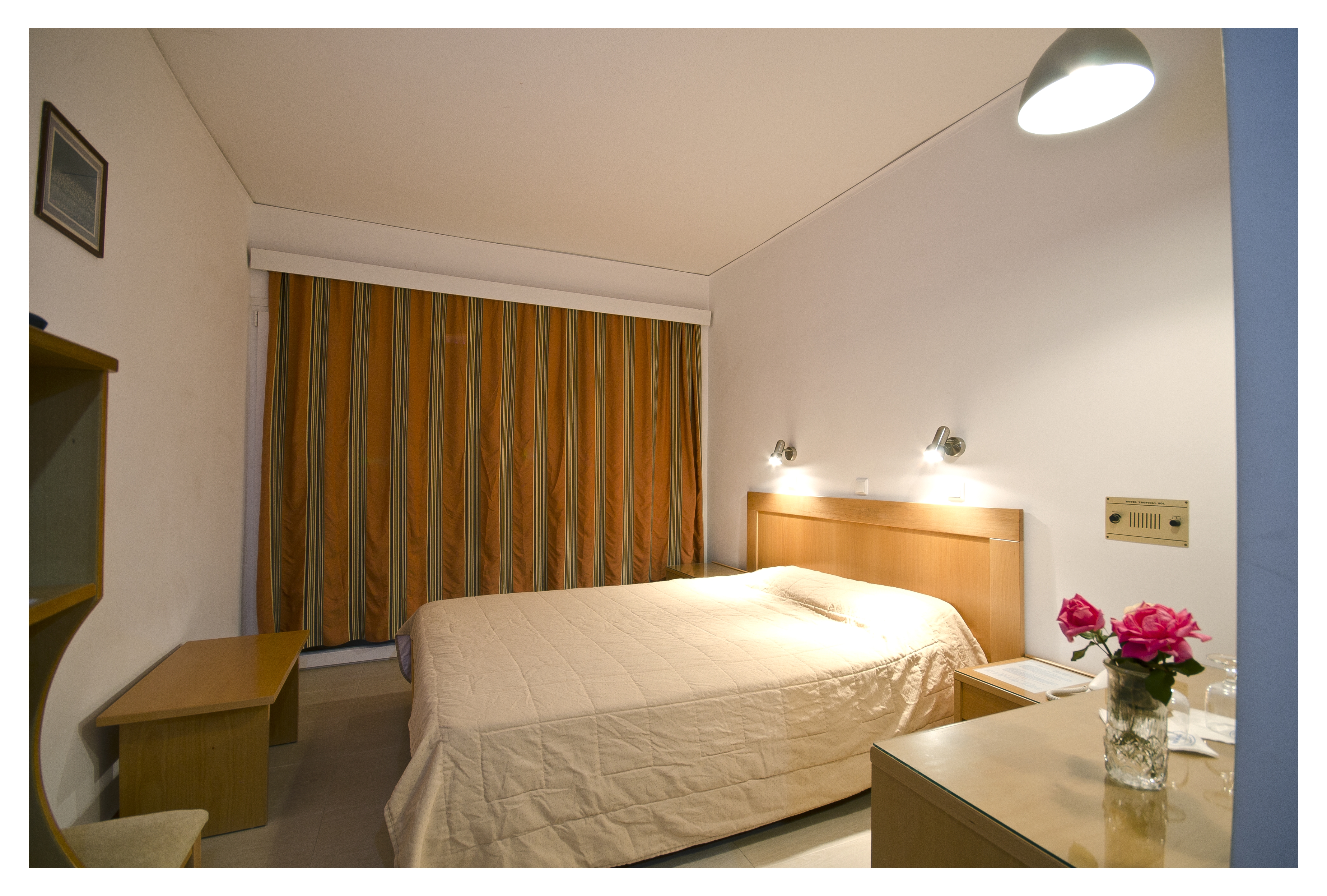 ROOM, SINGLE