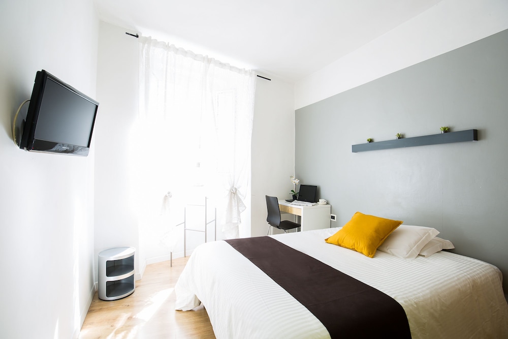 ROOM, SINGLE