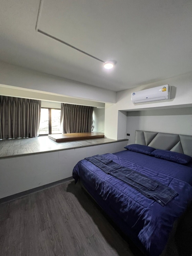 DELUXE, QUEEN BED