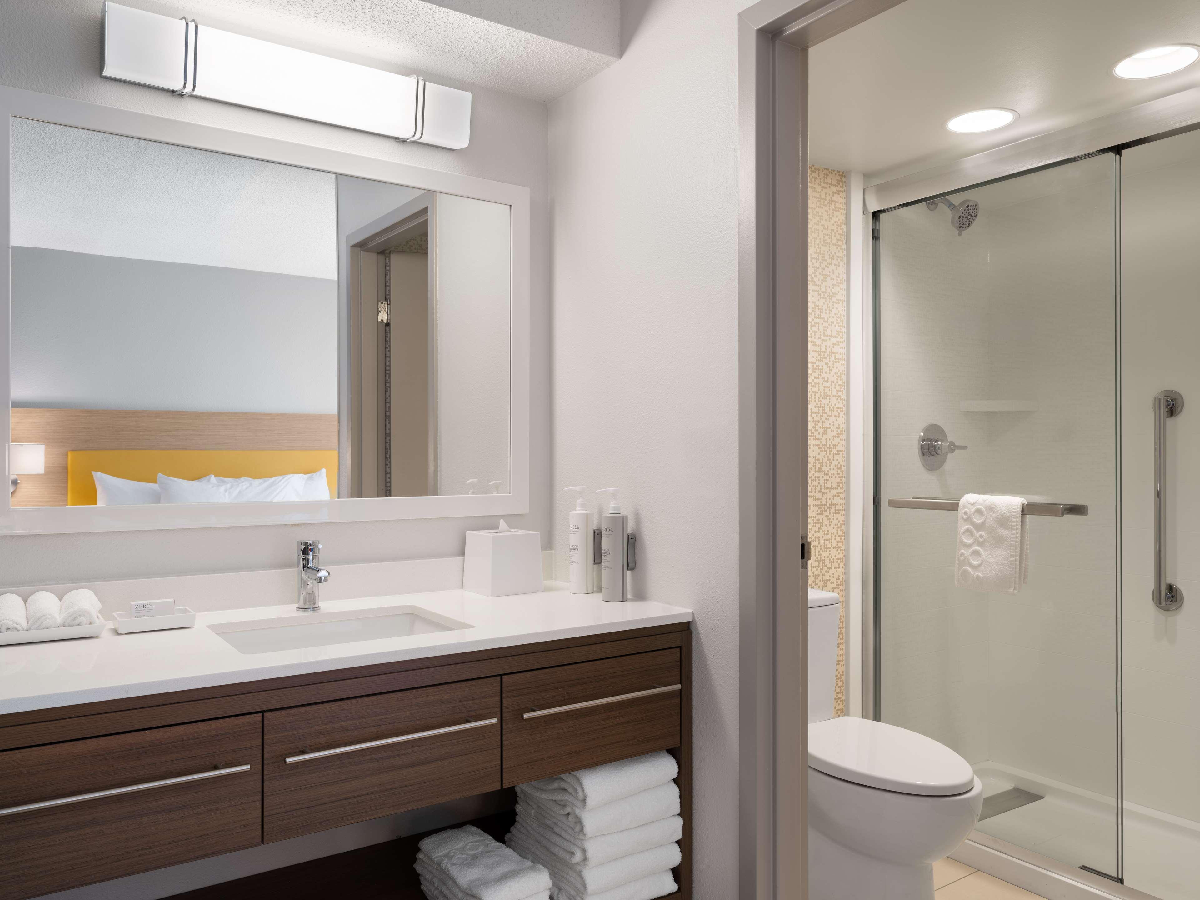 STUDIO, SUITE, KING BED