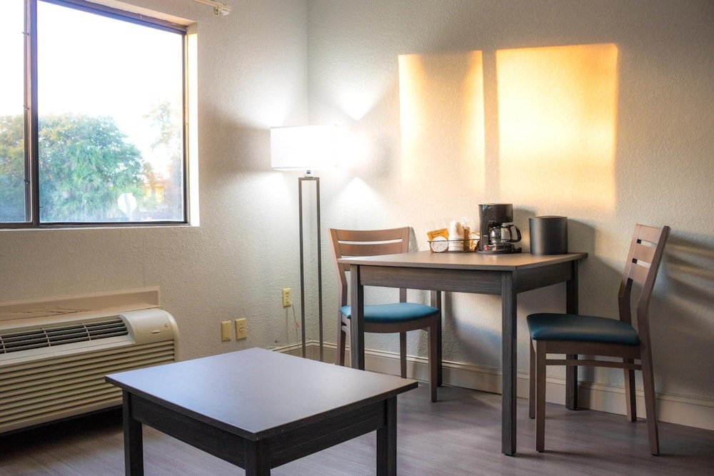 Howard Johnson Inn Tybee Island Savannah GA 53/69