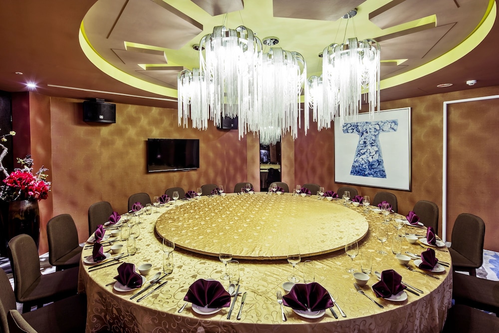 The HO Hotel 8/60