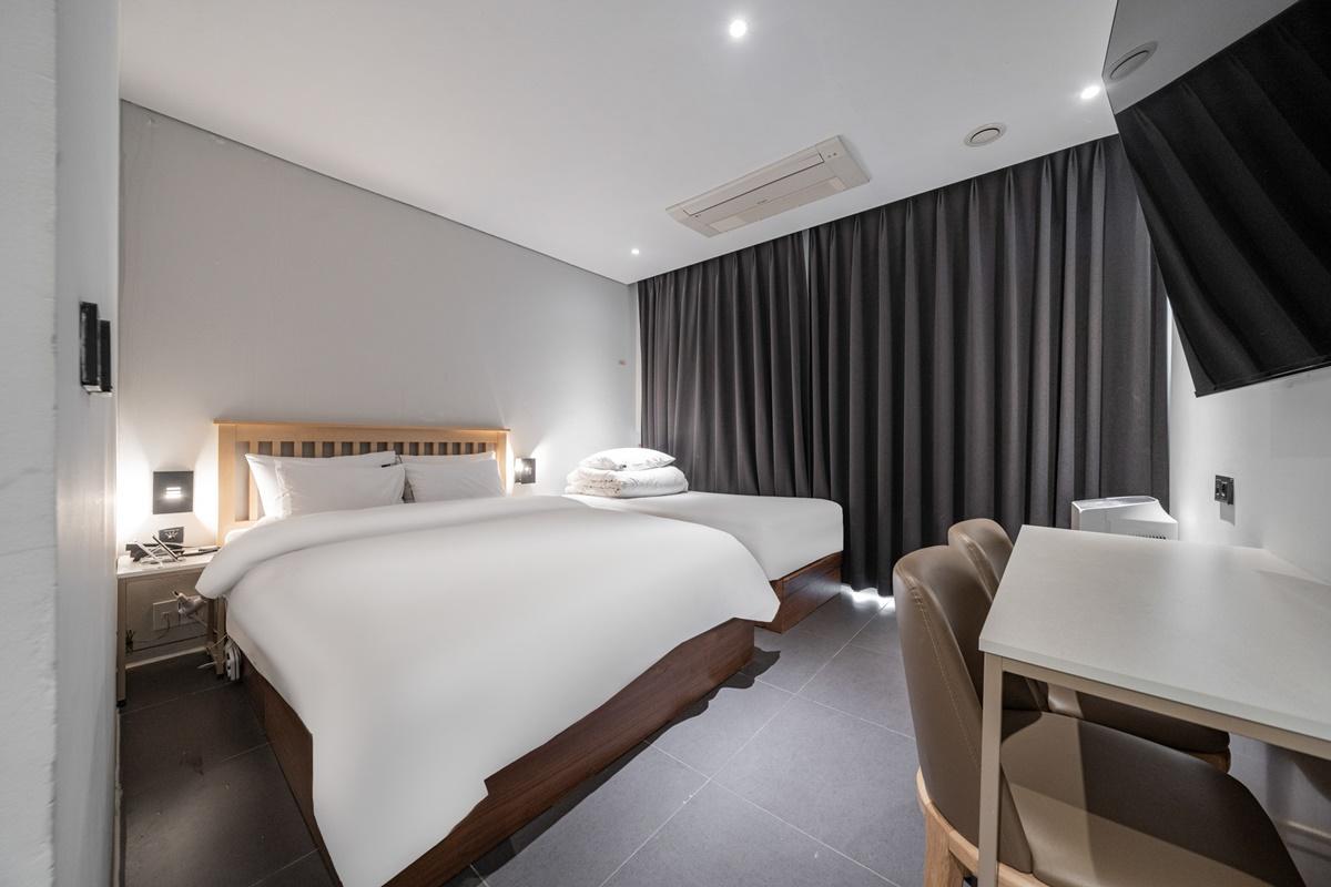 DELUXE, FAMILY, TWIN BEDS